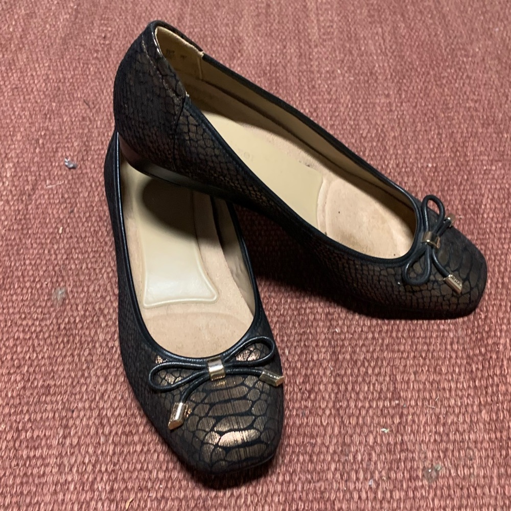 Ballet flats with slight wedge by Naturlizer